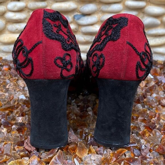 YSL Yves Saint Laurent Red and Black Suede Pumps w/Floral Embroidery. Sz 7.5. - Picture 3 of 10